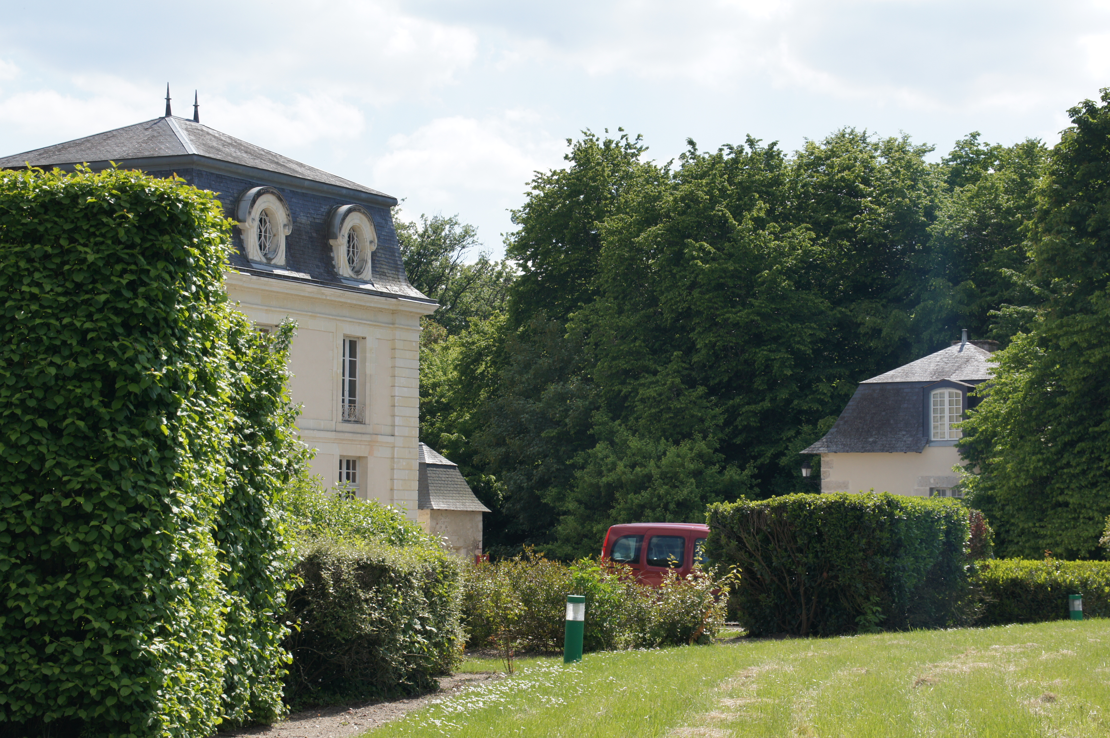 B%c3%a2timents aile est et pavillon au lierre