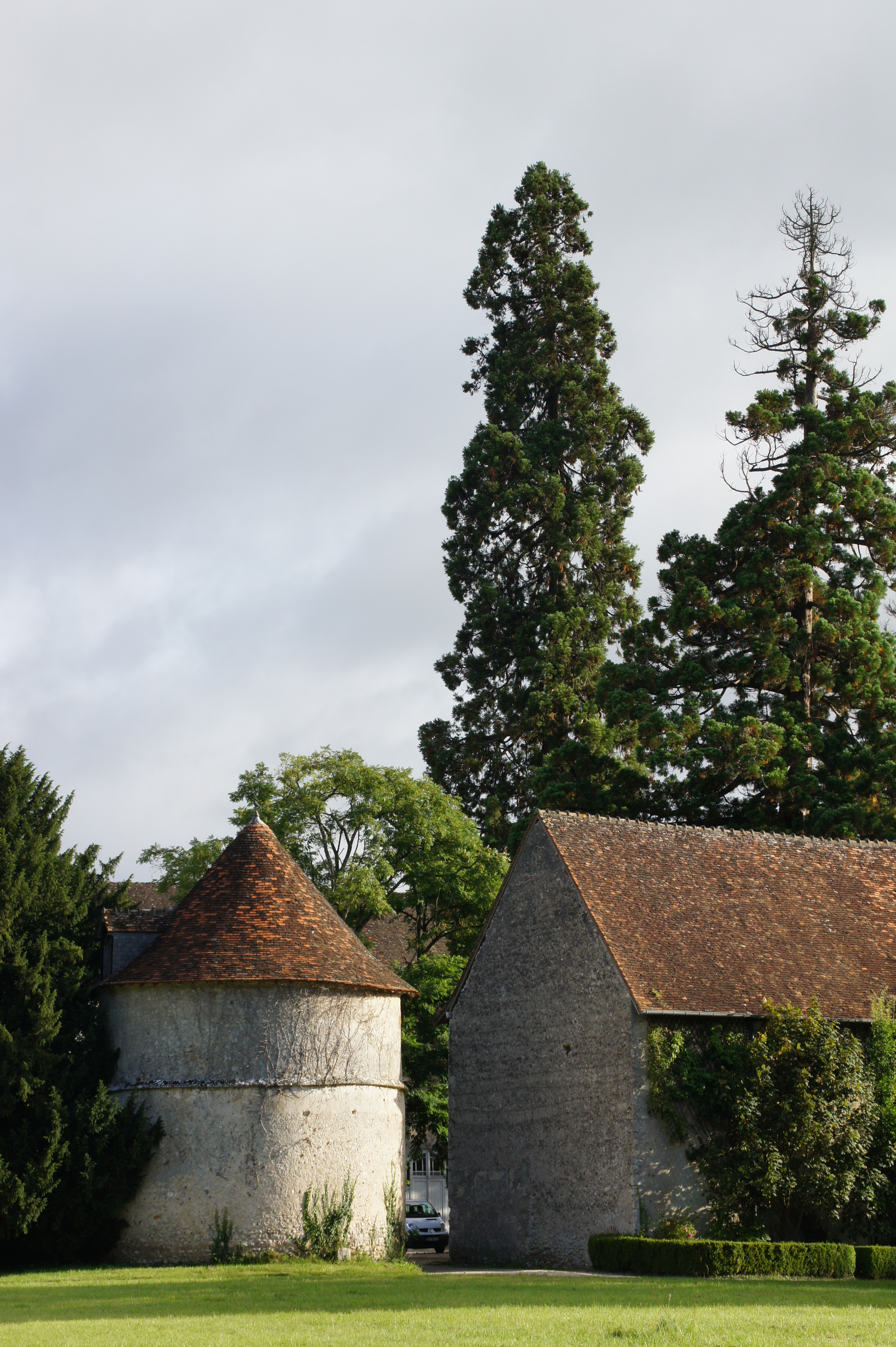 De%cc%81pendances pigeonier et grange sud